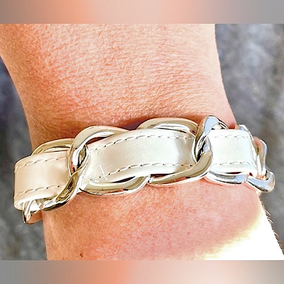 White & silver tone bracelet. Toggle clasp. Great 4 summer! Discount in listing! - Picture 3 of 10